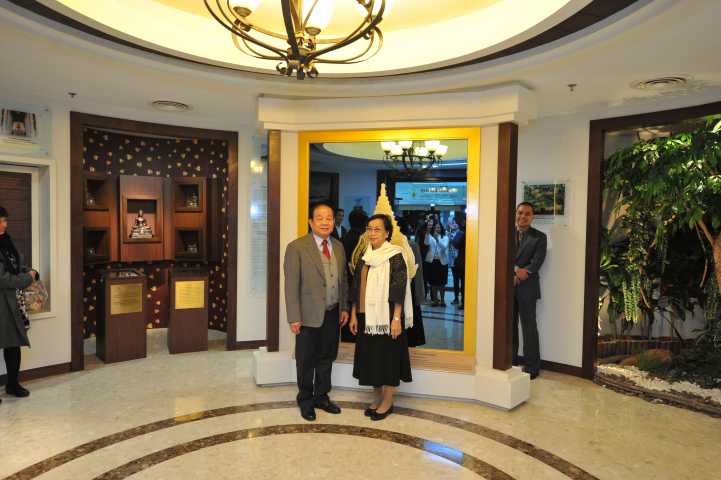 รศ.ดร.วันชัย ศิริชนะ อธิการบดี และ ดร.พฐา สุวรรณรัตน์ จอห์นสตัน อดีตผู้อำนวยการศูนย์บรรณสารฯ
