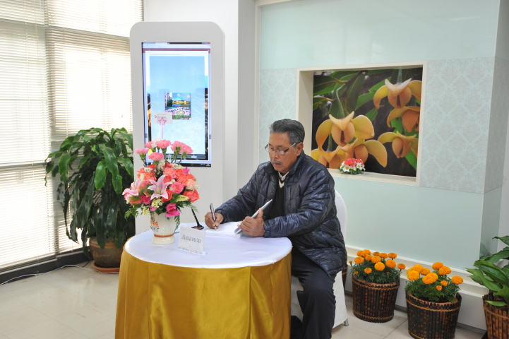 รศ.น.สพ.ดร.เทอด เทศประทีป ที่ปรึกษาอธิการบดี ลงนามเยี่ยมชมหอประวัติ