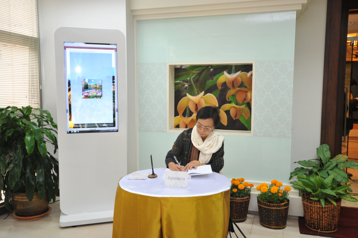 ดร.พฐา สุวรรณรัตน์ จอห์นสตัน อดีตผู้อำนวยการศูนย์บรรณสารฯ ลงนามเยี่ยมชมหอประวัติ