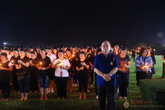 รศ.ดร.วันชัย ศิริชนะ อธิการบดีมหาวิทยาลัยแม่ฟ้าหลวงนำผู้บริหาร คณาจารย์ พนักงาน และนักศึกษา ร่วมกันจุดเทียนรำลึกถึงพระมหากรุณาธิคุณอันหาที่สุดมิได้ของพระบาทสมเด็จพระเจ้าอยู่หัว ณ ลานเฉลิมพระเกียรติสมเด็จพระศรีนครินทราบรมราชชนนี รศ.ดร.วันชัย ศิริชนะ อธิการบดีมหาวิทยาลัยแม่ฟ้าหลวงนำผู้บริหาร คณาจารย์ พนักงาน และนักศึกษา ร่วมกันจุดเทียนรำลึกถึงพระมหากรุณาธิคุณอันหาที่สุดมิได้ของพระบาทสมเด็จพระเจ้าอยู่หัว ณ ลานเฉลิมพระเกียรติสมเด็จพระศรีนครินทราบรมราชชนนี