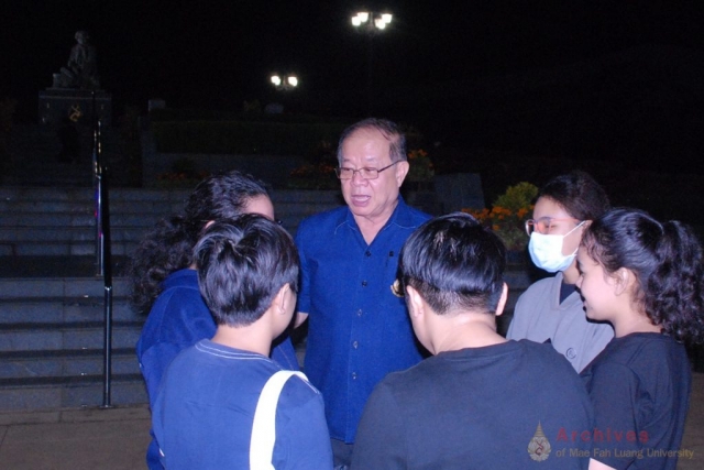 รศ.ดร.วันชัย ศิริชนะ อธิการบดีมหาวิทยาลัยแม่ฟ้าหลวง พบปะพูดคุย และให้กำลังใจนักศึกษา หลังเสร็จกิจกรรม ณ พระราชานุสาวรีย์สมเด็จพระศรีนครินทราบรมราชชนนี รศ.ดร.วันชัย ศิริชนะ อธิการบดีมหาวิทยาลัยแม่ฟ้าหลวง พบปะพูดคุย และให้กำลังใจนักศึกษา หลังเสร็จกิจกรรม ณ พระราชานุสาวรีย์สมเด็จพระศรีนครินทราบรมราชชนนี