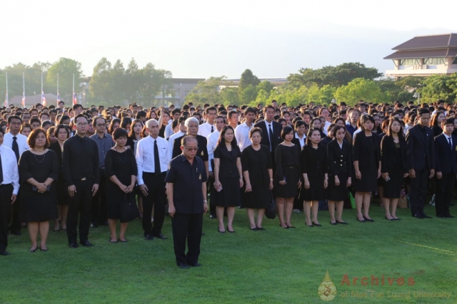 รศ.ดร.วันชัย ศิริชนะ อธิการบดีมหาวิทยาลัยแม่ฟ้าหลวง นำผู้ร่วมพิธีร้องเพลงสรรเสริญพระบารมี ร่วมกันตั้งสัจจาธิษฐาน น้อมเกล้าฯ แสดงความอาลัย และส่งเสด็จสู่สวรรคาลัย ณ ลานเฉลิมพระเกียรติสมเด็จพระศรีนครินทราบรมราชชนนี รศ.ดร.วันชัย ศิริชนะ อธิการบดีมหาวิทยาลัยแม่ฟ้าหลวง นำผู้ร่วมพิธีร้องเพลงสรรเสริญพระบารมี ร่วมกันตั้งสัจจาธิษฐาน น้อมเกล้าฯ แสดงความอาลัย และส่งเสด็จสู่สวรรคาลัย ณ ลานเฉลิมพระเกียรติสมเด็จพระศรีนครินทราบรมราชชนนี
