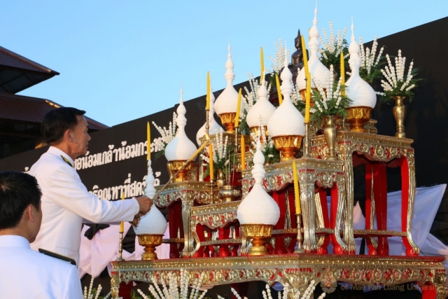 นายบุญส่ง เตชะมณีสถิตย์ ผู้ว่าราชการจังหวัดเชียงราย จุดธูปเทียนบูชาพระรัตนตรัยหน้าโต๊ะหมู่บูชา ณ ลานเฉลิมพระเกียรติสมเด็จพระศรีนครินทราบรมราชชนนี นายบุญส่ง เตชะมณีสถิตย์ ผู้ว่าราชการจังหวัดเชียงราย จุดธูปเทียนบูชาพระรัตนตรัยหน้าโต๊ะหมู่บูชา ณ ลานเฉลิมพระเกียรติสมเด็จพระศรีนครินทราบรมราชชนนี