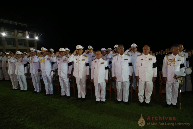 นายบุญส่ง เตชะมณีสถิตย์ ผู้ว่าราชการจังหวัดเชียงราย และ รศ.ดร.วันชัย ศิริชนะ อธิการบดีมหาวิทยาลัยแม่ฟ้าหลวง นำผู้ร่วมพิธีร่วมร้องเพลงเพลงสรรเสริญพระบารมี โดยมีวงดนตรี MFU Band บรรเลงเพลง ณ ลานเฉลิมพระเกียรติสมเด็จพระศรีนครินทราบรมราชชนนี นายบุญส่ง เตชะมณีสถิตย์ ผู้ว่าราชการจังหวัดเชียงราย และ รศ.ดร.วันชัย ศิริชนะ อธิการบดีมหาวิทยาลัยแม่ฟ้าหลวง นำผู้ร่วมพิธีร่วมร้องเพลงเพลงสรรเสริญพระบารมี โดยมีวงดนตรี MFU Band บรรเลงเพลง ณ ลานเฉลิมพระเกียรติสมเด็จพระศรีนครินทราบรมราชชนนี