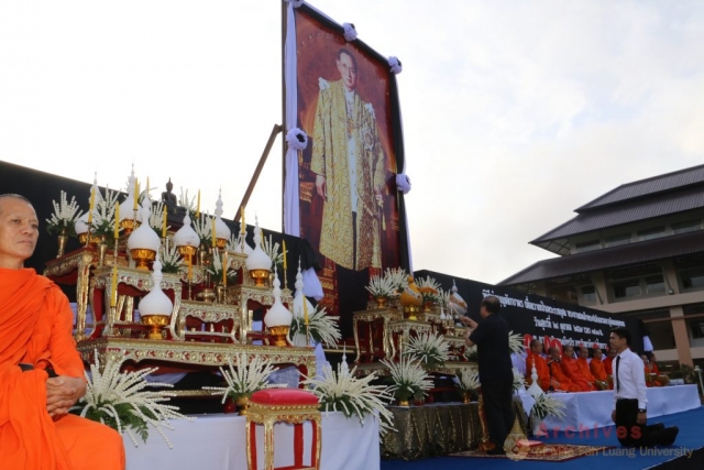 รศ.ดร.วันชัย ศิริชนะ อธิการบดีมหาวิทยาลัยแม่ฟ้าหลวง จุดธูปเทียนเครื่องทองน้อยหน้าพระบรมฉายาลักษณ์พระบาทสมเด็จพระปรมินทรมหาภูมิพลอดุลยเดช ณ ลานเฉลิมพระเกียรติสมเด็จพระศรีนครินทราบรมราชชนนี รศ.ดร.วันชัย ศิริชนะ อธิการบดีมหาวิทยาลัยแม่ฟ้าหลวง จุดธูปเทียนเครื่องทองน้อยหน้าพระบรมฉายาลักษณ์พระบาทสมเด็จพระปรมินทรมหาภูมิพลอดุลยเดช ณ ลานเฉลิมพระเกียรติสมเด็จพระศรีนครินทราบรมราชชนนี