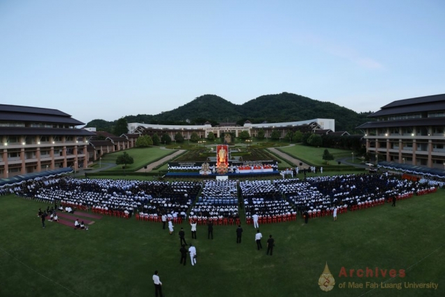 ผู้ร่วมร่วมพิธี ณ ลานเฉลิมพระเกียรติสมเด็จพระศรีนครินทราบรมราชชนนี ผู้ร่วมร่วมพิธี ณ ลานเฉลิมพระเกียรติสมเด็จพระศรีนครินทราบรมราชชนนี