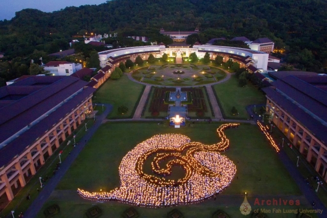 ศิษย์เก่า นักศึกษาปัจจุบัน และผู้บริหาร ร่วมกันแปรอักษรเลข ๙ ใต้ร่มพระบรมโพธิสมภาร พร้อมจุดเทียนถวายความอาลัย ณ ลานเฉลิมพระเกียรติสมเด็จพระศรีนครินทราบรมราชชนนี
