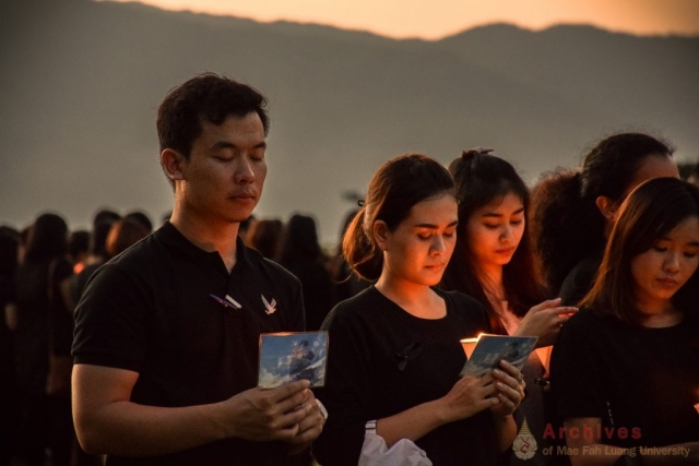 ศิษย์เก่ามหาวิทยาลัยแม่ฟ้าหลวง ร่วมกันจุดเทียนถวายความอาลัย ณ ลานเฉลิมพระเกียรติสมเด็จพระศรีนครินทราบรมราชชนนี