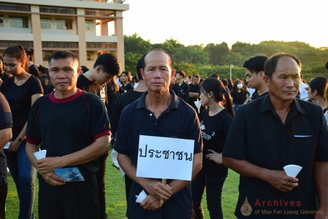 ประชาชนชาวจังหวัดเชียงราย ร่วมกิจกรรมแปรอักษรเลข ๙ พร้อมจุดเทียนถวายความอาลัย ณ ลานเฉลิมพระเกียรติสมเด็จพระศรีนครินทราบรมราชชนนี