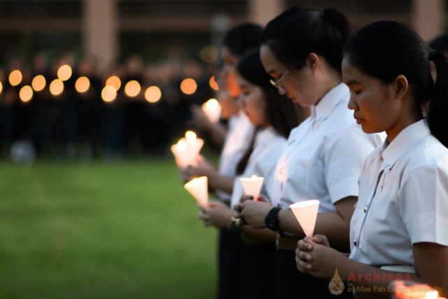 นักศึกษามหาวิทยาลัยแม่ฟ้าหลวง ร่วมกันจุดเทียนถวายความอาลัย ณ ลานเฉลิมพระเกียรติสมเด็จพระศรีนครินทราบรมราชชนนี