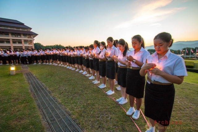 นักศึกษามหาวิทยาลัยแม่ฟ้าหลวง ร่วมกันจุดเทียนถวายความอาลัย ณ ลานเฉลิมพระเกียรติสมเด็จพระศรีนครินทราบรมราชชนนี
