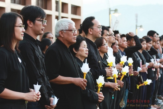 ผู้บริหาร อาจารย์ และบุคลากรมหาวิทยาลัยแม่ฟ้าหลวง นำโดย รศ. น.อ. ยุทธนา ตระหง่าน รองอธิการบดีมหาวิทยาลัยแม่ฟ้าหลวง ร่วมกันจุดเทียนถวายความอาลัย ณ ลานเฉลิมพระเกียรติสมเด็จพระศรีนครินทราบรมราชชนนี