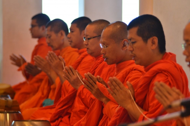 bcr_7698 พิธีทำบุญตักบาตร เนื่องในวันคล้ายวันพระบรมราชสมภพ พระบาทสมเด็จพระปรมินทรมหาภูมิพลอดุลยเดช ณ วิหารพระเจ้าล้านทองเฉลิมพระเกียรติฯ