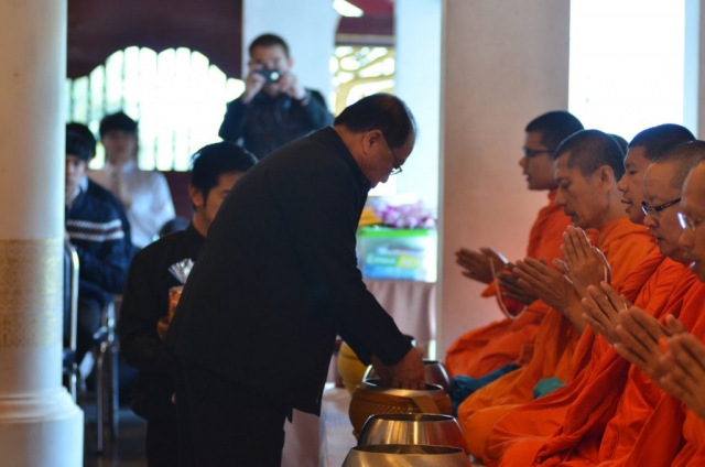 รศ.ดร.วันชัย ศิริชนะ อธิการบดีมหาวิทยาลัยแม่ฟ้าหลวง ร่วมทำบุญตักบาตร เนื่องในวันคล้ายวันพระบรมราชสมภพ พระบาทสมเด็จพระปรมินทรมหาภูมิพลอดุลยเดช ณ วิหารพระเจ้าล้านทองเฉลิมพระเกียรติฯ