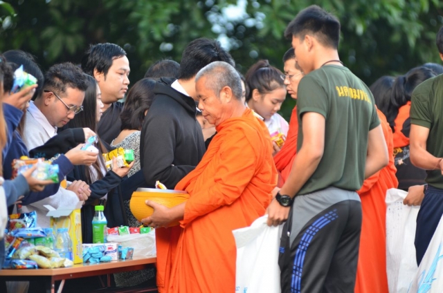 bcr_7724 อาจารย์ พนักงาน และนักศึกษา มหาวิทยาลัยแม่ฟ้าหลวง ร่วมทำบุญตักบาตร เนื่องในวันคล้ายวันพระบรมราชสมภพ พระบาทสมเด็จพระปรมินทรมหาภูมิพลอดุลยเดช ณ วิหารพระเจ้าล้านทองเฉลิมพระเกียรติฯ