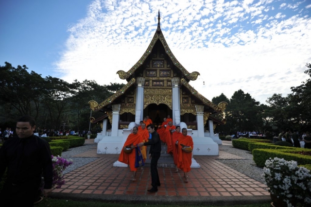 bcr_9896 อาจารย์ พนักงาน และนักศึกษา มหาวิทยาลัยแม่ฟ้าหลวง ร่วมทำบุญตักบาตร เนื่องในวันคล้ายวันพระบรมราชสมภพ พระบาทสมเด็จพระปรมินทรมหาภูมิพลอดุลยเดช ณ วิหารพระเจ้าล้านทองเฉลิมพระเกียรติฯ
