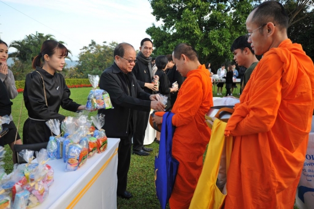 รศ.ดร.วันชัย ศิริชนะ อธิการบดีมหาวิทยาลัยแม่ฟ้าหลวง ร่วมทำบุญตักบาตร เนื่องในวันคล้ายวันพระบรมราชสมภพ พระบาทสมเด็จพระปรมินทรมหาภูมิพลอดุลยเดช ณ วิหารพระเจ้าล้านทองเฉลิมพระเกียรติฯ