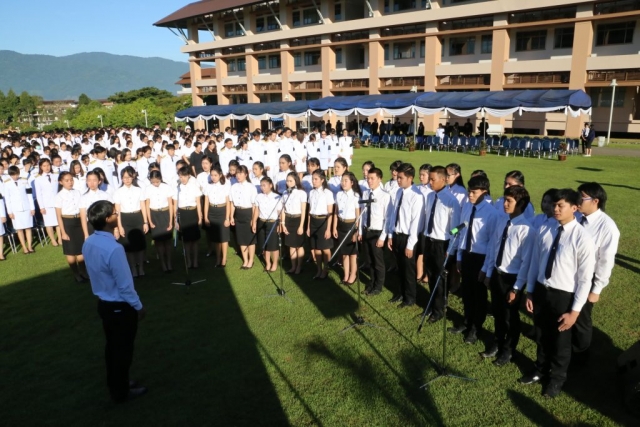 ผู้ร่วมพิธีร่วมร้องเพลงสรรเสริญพระบารมี ร่วมกับวง MFU Band ณ ลานเฉลิมพระเกียรติสมเด็จพระศรีนครินทราบรมราชชนนี ผู้ร่วมพิธีร่วมร้องเพลงสรรเสริญพระบารมี ร่วมกับวง MFU Band ณ ลานเฉลิมพระเกียรติสมเด็จพระศรีนครินทราบรมราชชนนี