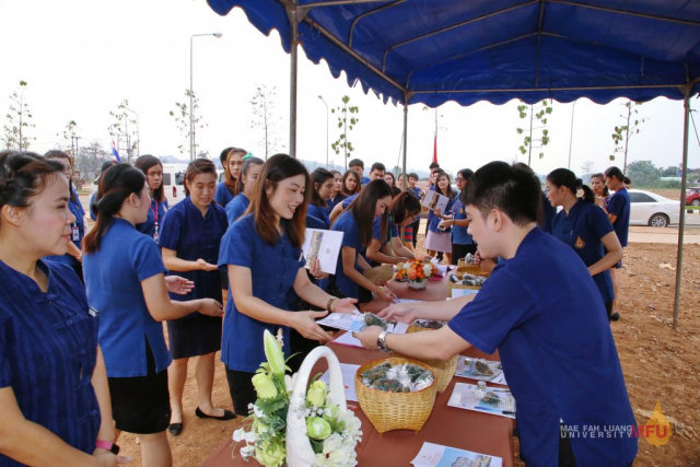 ผู้เข้าร่วมพิธีลงทะเบียน
