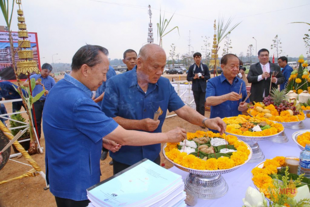 อธิการบดี ผู้บริหาร และแขกผู้มีเกียรติปักธูปหางและโปรยข้าวตอกดอกไม้