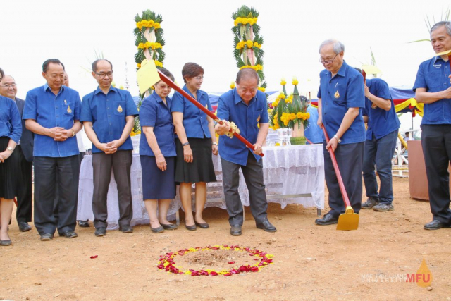 อธิการบดี ลงจอบแรกเบิกปฐพี โดยหันหน้าไปทางทิศมงคลคือ ด้านทิศตะวันตกเฉียงใต้