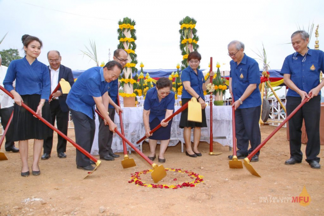 ผู้บริหาร และแขกผู้มีเกียรติอีก 9 ท่าน ลงจอบเบิกปฐพี