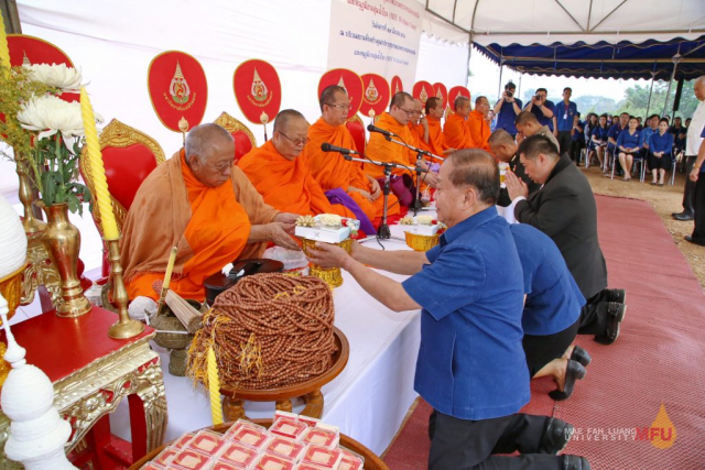 อธิการบดี ผู้บริหาร และแขกผู้มีเกียรติถวายไทยธรรมแด่พระสงฆ์