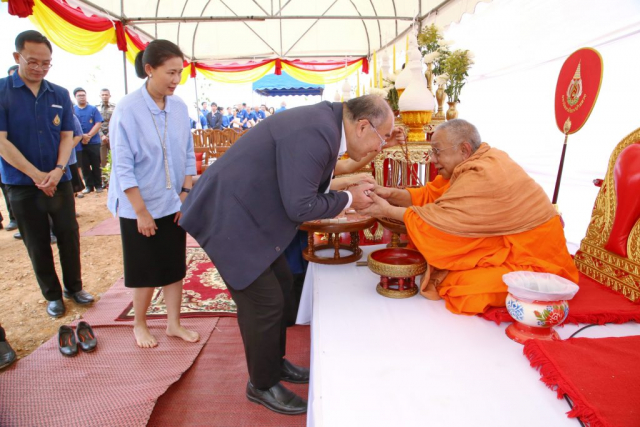 ผู้เข้าร่วมพิธีรับของที่ระลึกเป็นวัตถุมงคลจากพระเทพปริยัติมงคล (หลวงปู่โอภาส โอภาโส) เจ้าอาวาสวัดจองคำ จ.ลำปาง