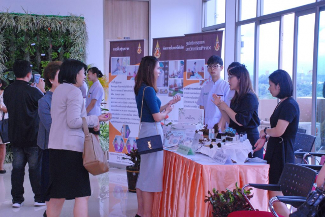 ผู้เข้าร่วมงานเยี่ยมชมบูธสุขภาพ “สุขภาพดีทุกช่วงวัย ห่างไกลโรค”