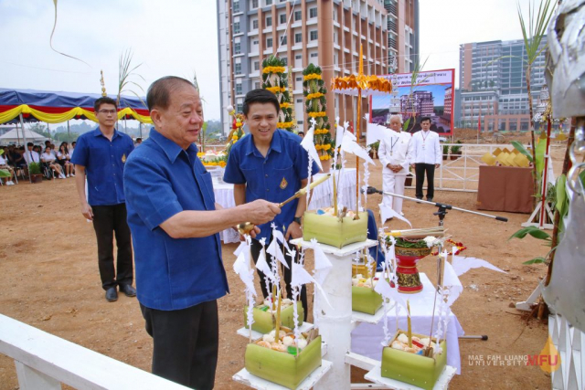 รศ.ดร.วันชัย ศิริชนะ อธิการบดีมหาวิทยาลัยแม่ฟ้าหลวง จุดธูปเทียนที่กระทงเครื่องบูชาท้าวทั้งสี่