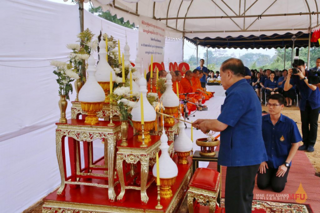อธิการบดีมหาวิทยาลัยแม่ฟ้าหลวง จุดธูปเทียนบูชาพระรัตนตรัย