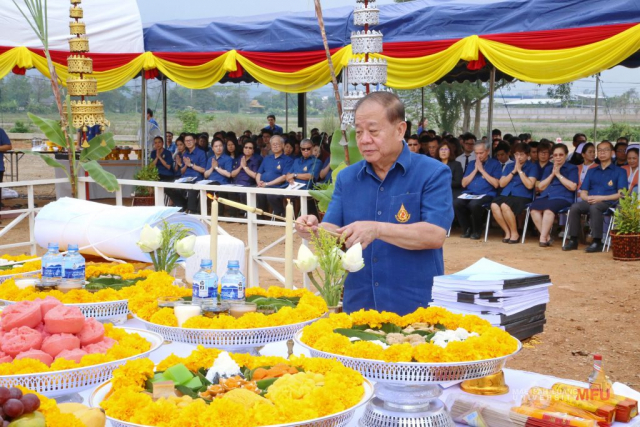 อธิการจุดธูปเทียนเครื่องบวงสรวง