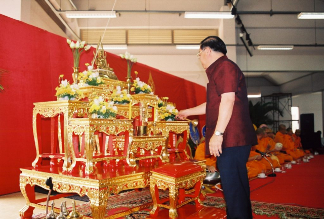 ประธานในพิธี จุดธูปเทียนบูชาพระรัตนตรัย