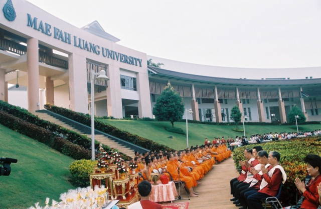 คณะผู้บริหาร คณาจารย์ บุคลากร นักศึกษามหาวิทยาลัยแม่ฟ้าหลวง และแขกผู้มีเกียรติ ร่วมพิธีทำบุญตักบาตร ณ ลานดาว