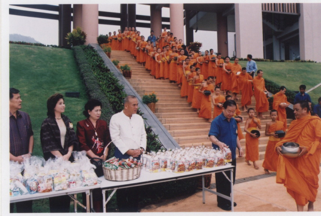 อธิการบดีมหาวิทยาลัยแม่ฟ้าหลวง และคณะผู้บริหารตักบาตรพระสงฆ์ ณ ลานดาว มหาวิทยาลัยแม่ฟ้าหลวง