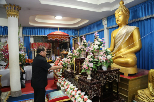 รศ.ดร. วันชัย ศิริชนะ อธิการบดี จุดธูปเทียนบูชาพระรัตนตรัย