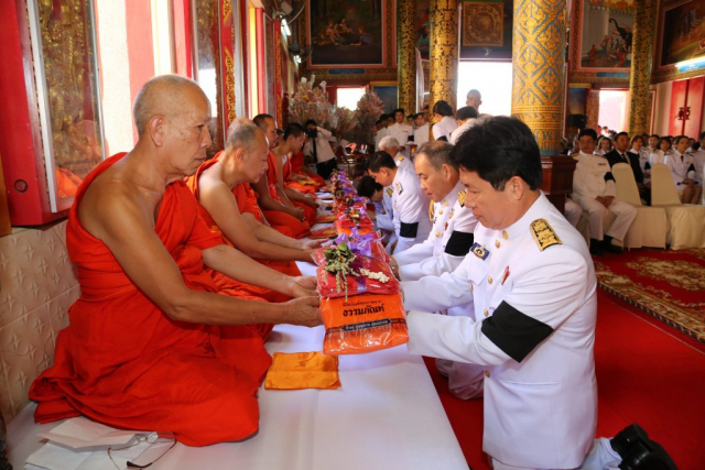 ผู้บริหาร และผู้มาร่วมพิธีถวายไทยธรรมแด่พระสงฆ์