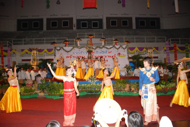 การแสดงของนักศึกษามหาวิทยาลัยแม่ฟ้าหลวง