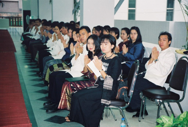 ผู้เข้าร่วมพิธีบำเพ็ญกุศลถวายแด่สมเด็จพระศรีนครินทราบรมราชชนนี เนื่องในวันครบรอบสถาปนามหาวิทยาลัย
