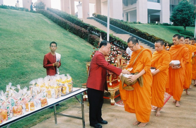 รศ.ดร.วันชัย ศิริชนะ อธิการบดี ตักบาตรพระสงฆ์ ณ ลานดาว มหาวิทยาลัยแม่ฟ้าหลวง