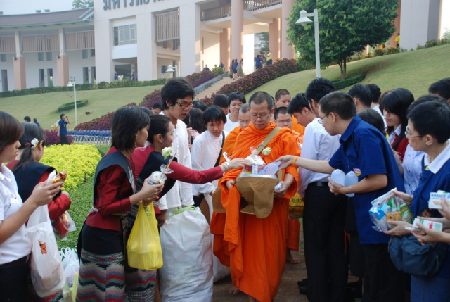 ผู้เข้าร่วมพิธีตักบาตรข้าวสารอาหารแห้ง ณ บริเวณลานดาว