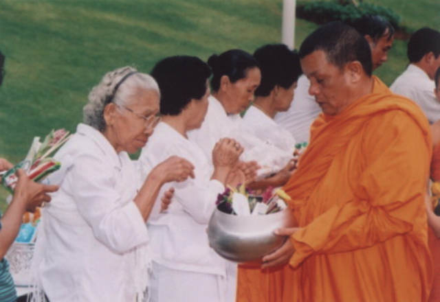ผู้เข้าร่วมพิธี ตักบาตรพระสงฆ์ ณ ลานดาว มหาวิทยาลัยแม่ฟ้าหลวง