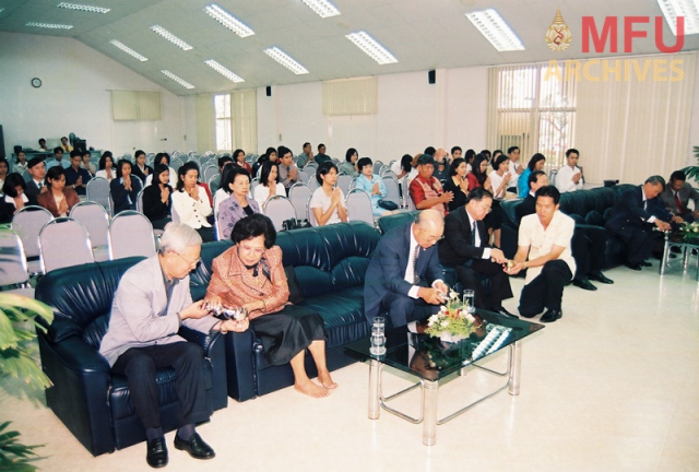 การทำบุญโดยผู้บริหาร พนักงาน และนักศึกษา เนื่องในวันครบรอบการสถาปนามหาวิทยาลัย เมื่อ วันที่ 25 กันยายน 2543 ณ อาคารส่วนหน้า