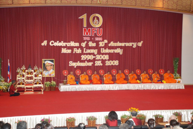พระสงฆ์ทรงสมณศักดิ์ 9 รูป เจริญพระพุทธมนต์ ณ หอประชุมสมเด็จย่า