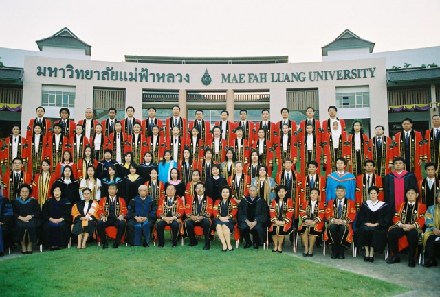 คณาจารย์ และบัณฑิตมหาวิทยาลัยแม่ฟ้าหลวง รุ่นที่ 2