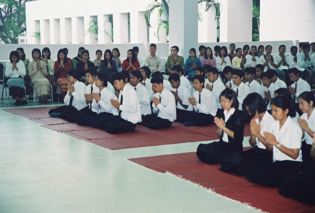 ผู้เข้าร่วมพิธีบำเพ็ญกุศลถวายแด่สมเด็จพระศรีนครินทราบรมราชชนนี เนื่องในวันครบรอบสถาปนามหาวิทยาลัย