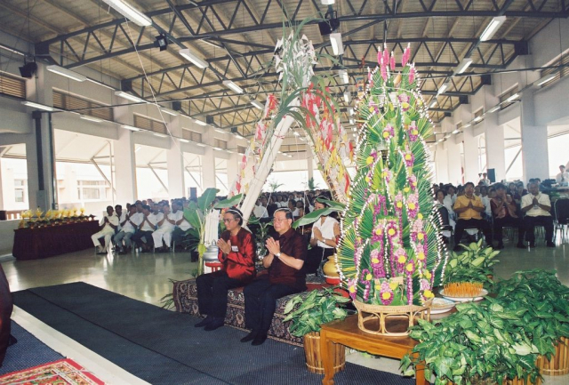 ผู้เข้าร่วมพิธีเจริญพระพุทธมนต์สืบชะตา
