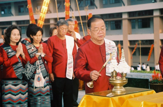 รศ.ดร.วันชัย ศิริชนะ อธิการบดี ประธานจุดธูปเทียนเครื่องทองน้อยถวายราชสักการะ ณ พระราชานุสาวรีย์สมเด็จย่า