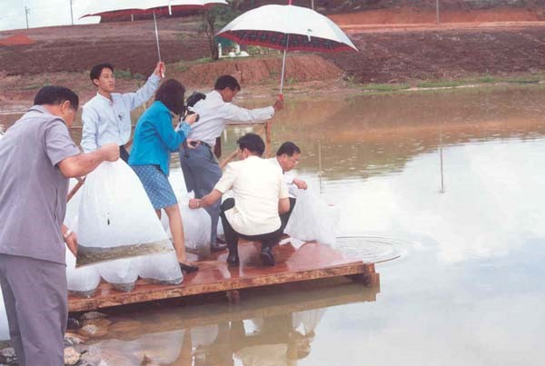 การปล่อยปลาถวายเป็นพระราชกุศล บริเวณอ่างเก็บน้ำของมหาวิทยาลัย