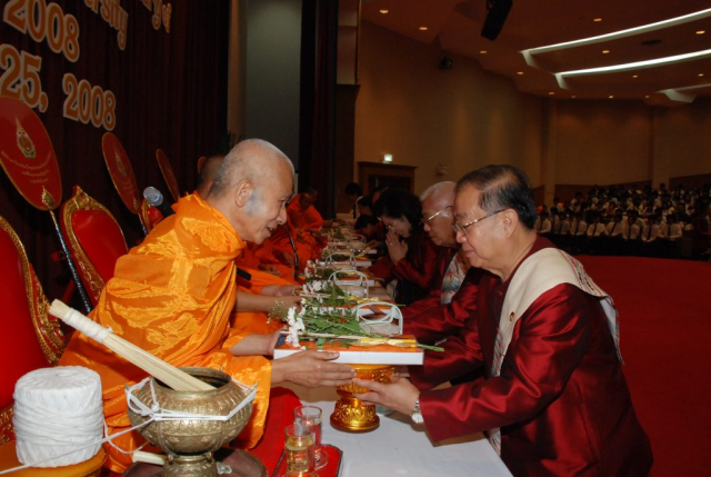 อธิการบดี ผู้บริหาร และผู้มีเกียรติ ถวายไทยธรรมแด่พระสงฆ์